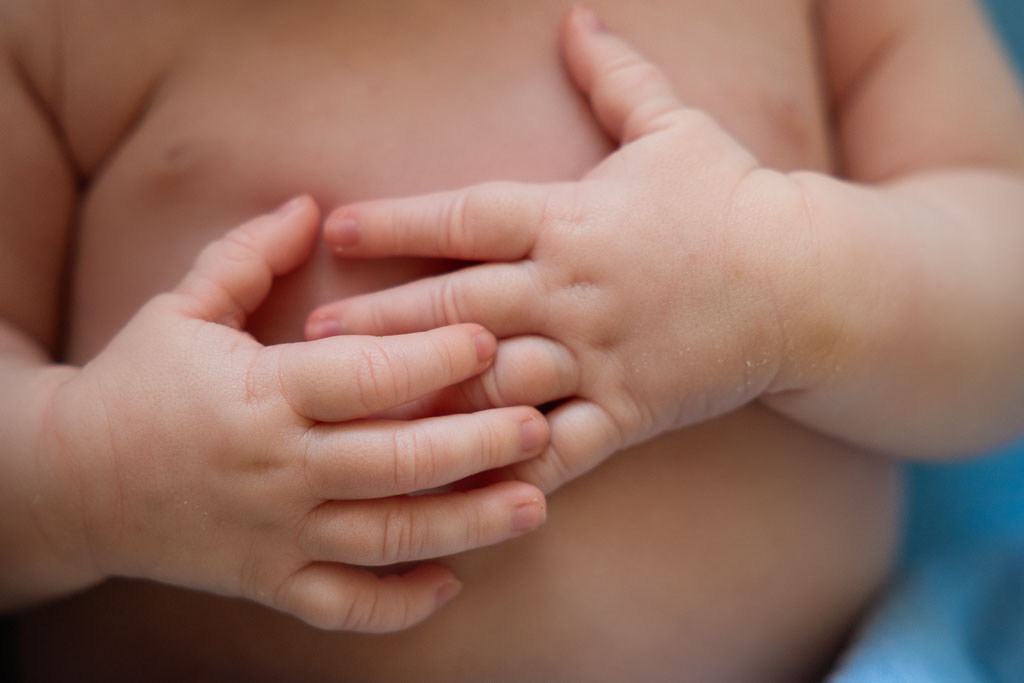 middle georgia newborn photographer. Newborn baby hands. new born photos