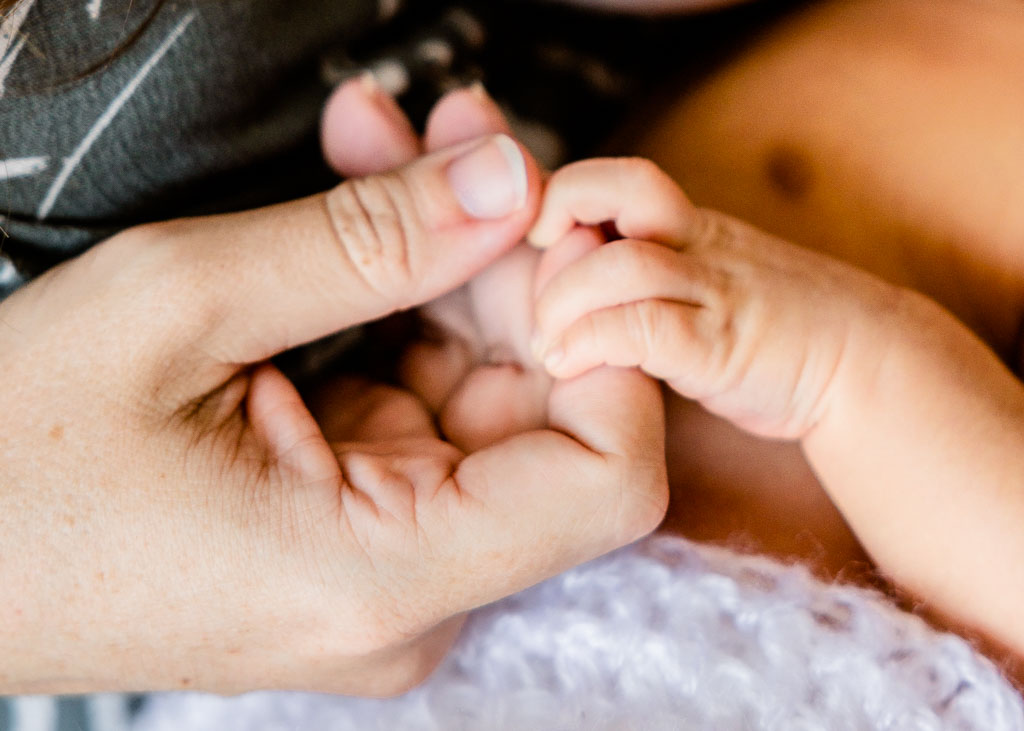 middle georgia newborn photographer. Newborn family lifestyle photo shoot tiny baby hands details